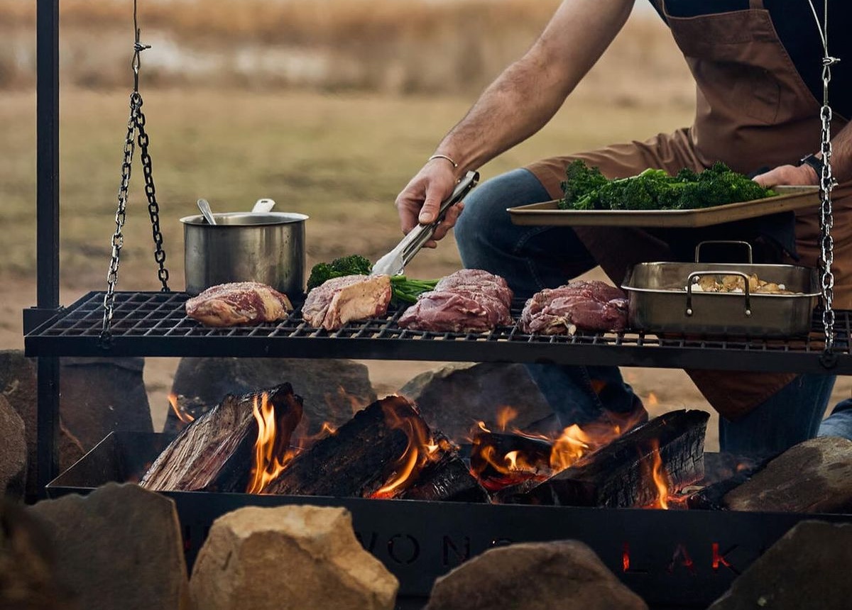 Detailní záběr na šťavnatý steak připravovaný na rozpáleném zahradním grilu.